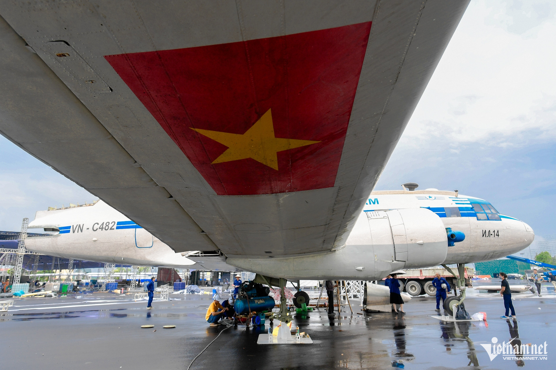 Close-up of the assembly of the plane that once carried Uncle Ho at the National Exhibition Center