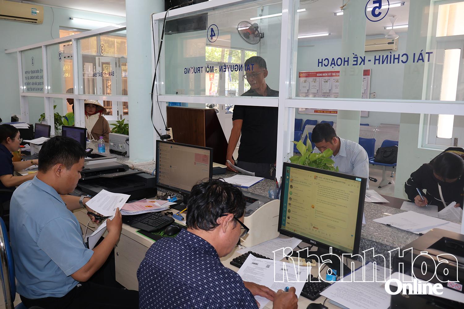 Người dân thực hiện thủ tục hành chính lĩnh vực đất đai tại xã Khánh Vĩnh.
