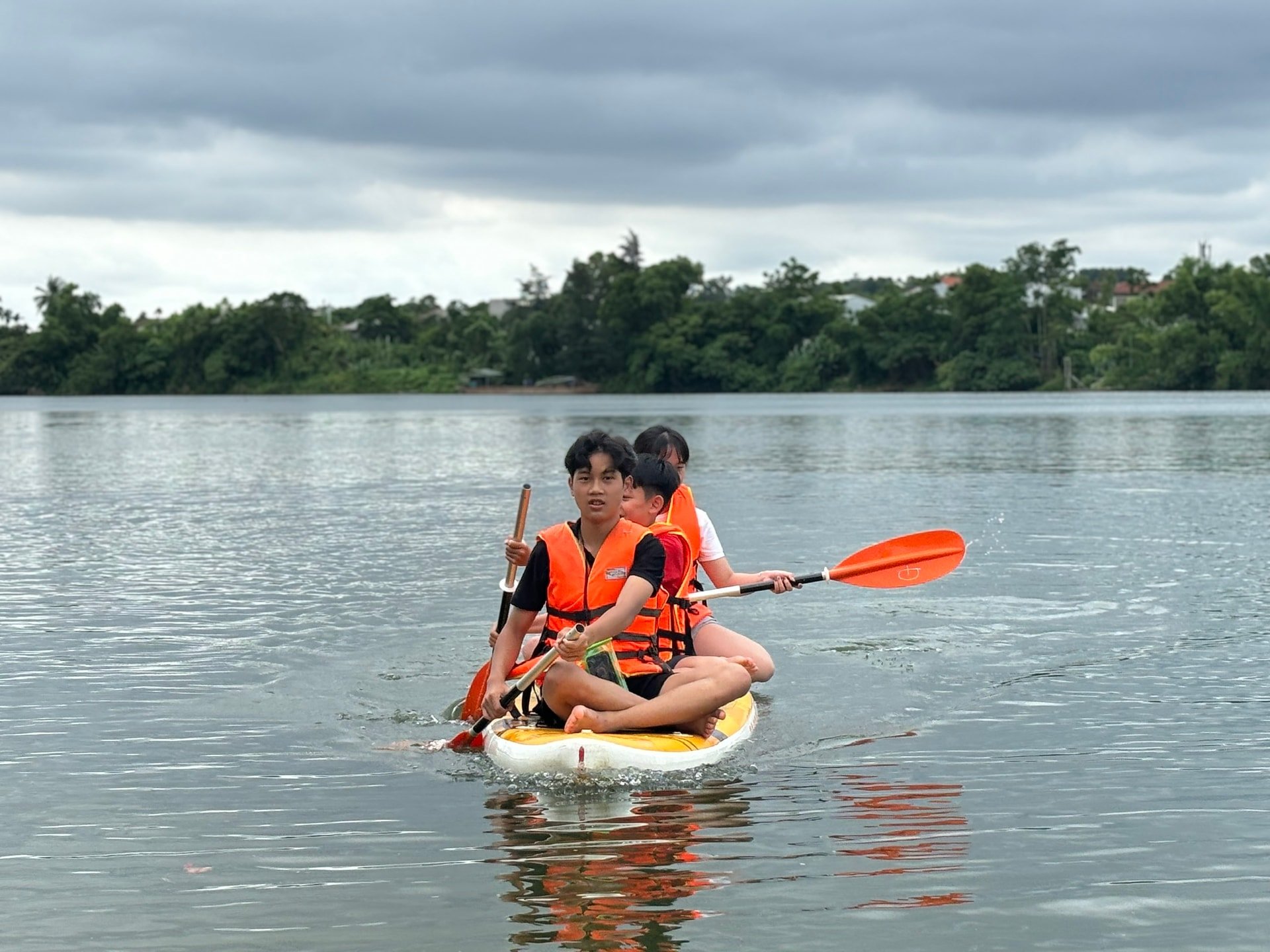អ្នកទេសចរវ័យក្មេងចូលចិត្តជិះទូក SUP