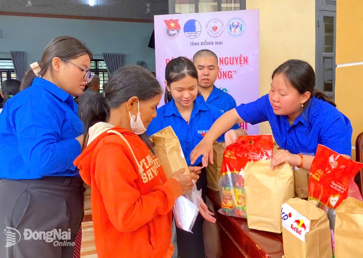  Tỉnh đoàn, Hội LHTN Việt Nam tỉnh Đồng Nai đã phối hợp với các đơn vị liên quan tổ chức khám bệnh, cấp thuốc miễn phí và tặng quà cho người dân xã Đăk Ơ. Ảnh: Ngọc Huyền
