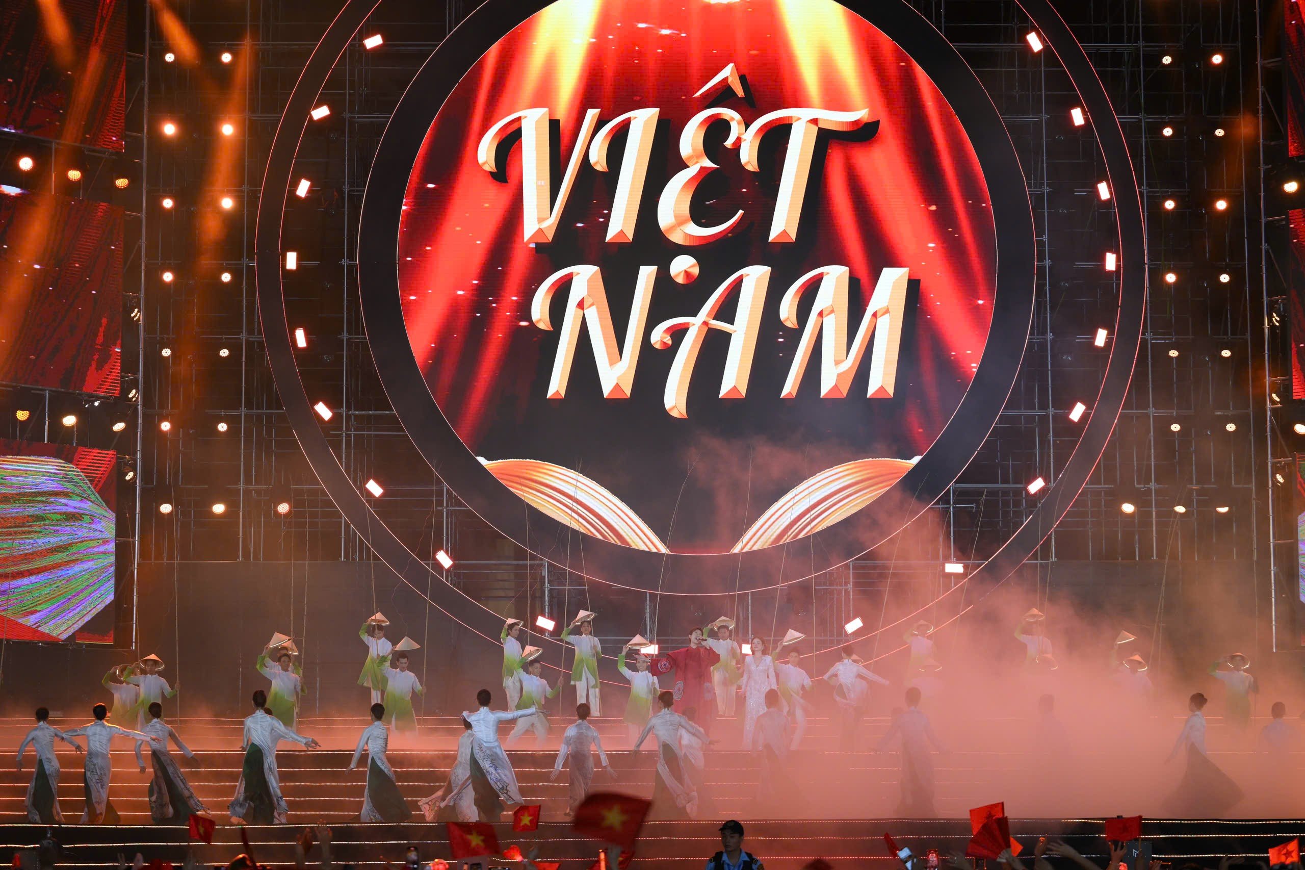 Tùng Dương, Hòa Minzy gây xúc động trong chương trình 'Tự hào là người Việt Nam'- Ảnh 2.