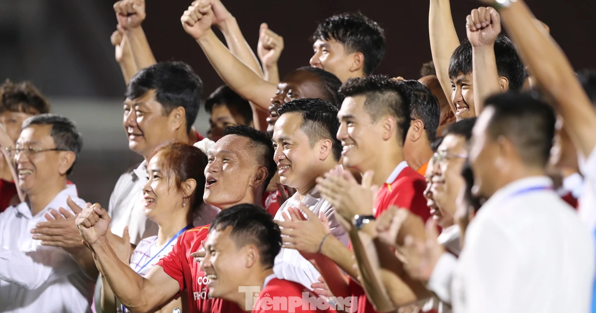Tiến Linh giúp Công An TPHCM mở tiệc ngay vòng đầu LPBank V.League 1-2025/26