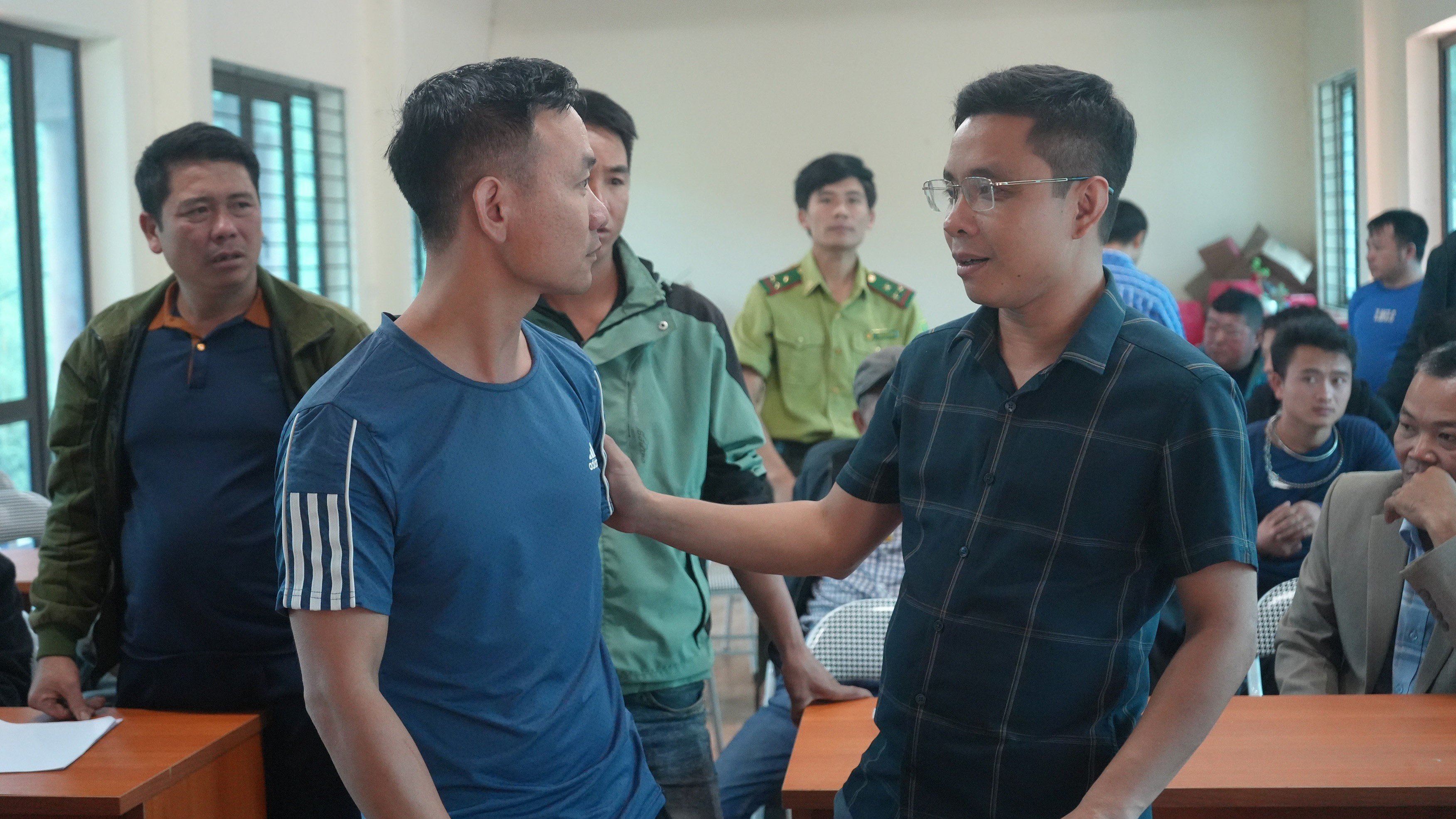 nguoi-dan-trao-doi-voi-lanh-dao-sa-pa-ve-du-an.jpg