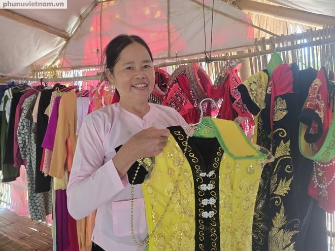 Bà Úc còn mở dịch vụ cho thuê trang phục.