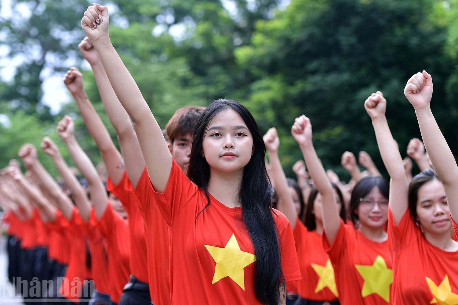 「私は祖国を愛している」という神聖な国旗掲揚式が全国で同時に行われた。