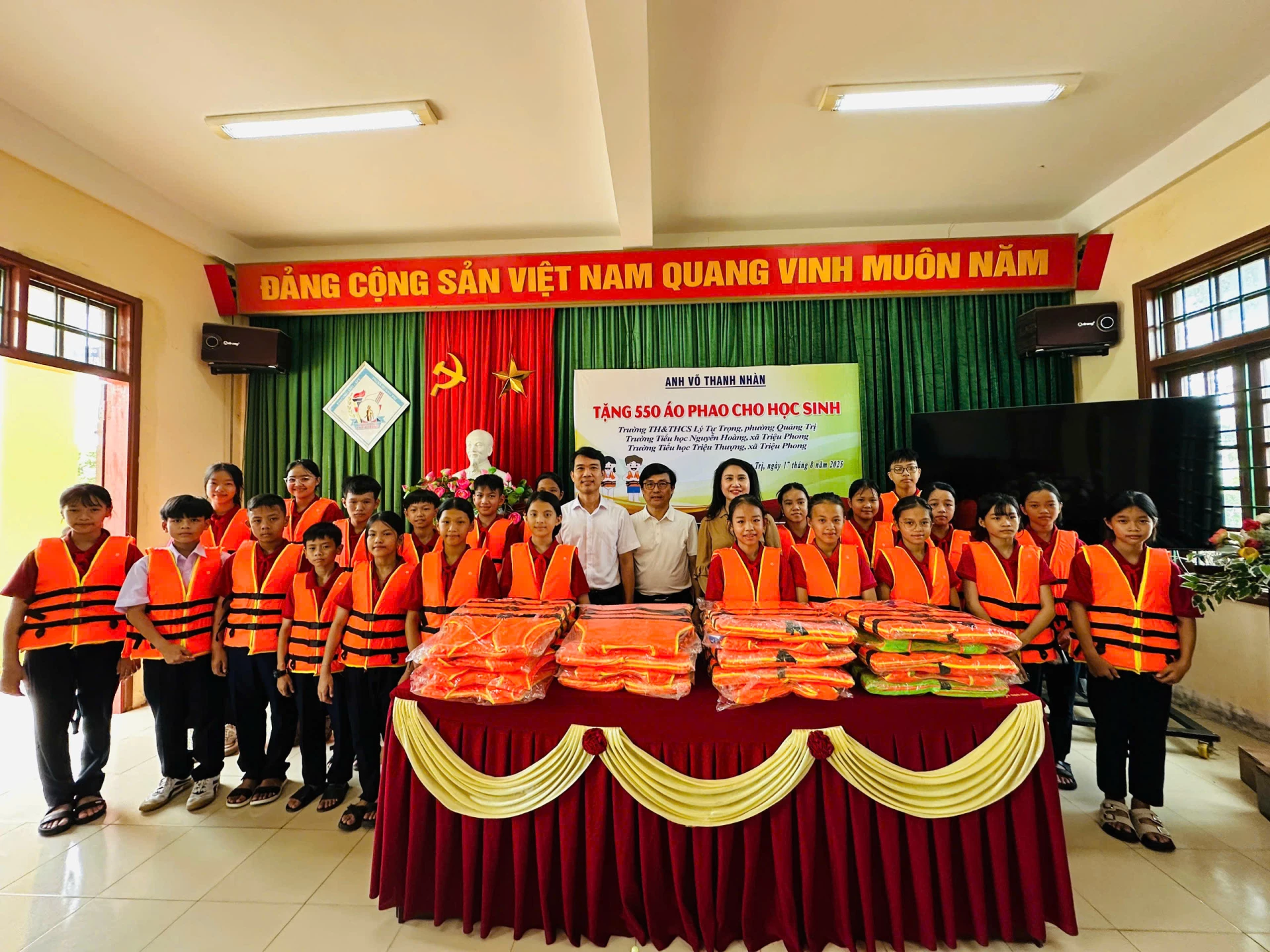 Der Rektor der A Xing Primary and Secondary School, Nguyen Mai Trong, überreichte als Vertreter des Sponsors Schwimmwesten an Schulen – Foto: K.S