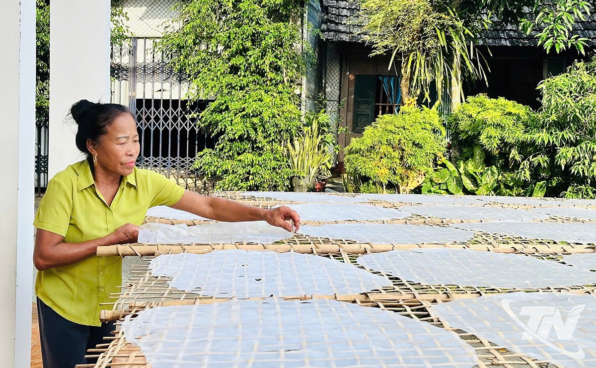 Drying the rice noodles is an important step to create the chewy and fragrant texture of Phu Thong pho.