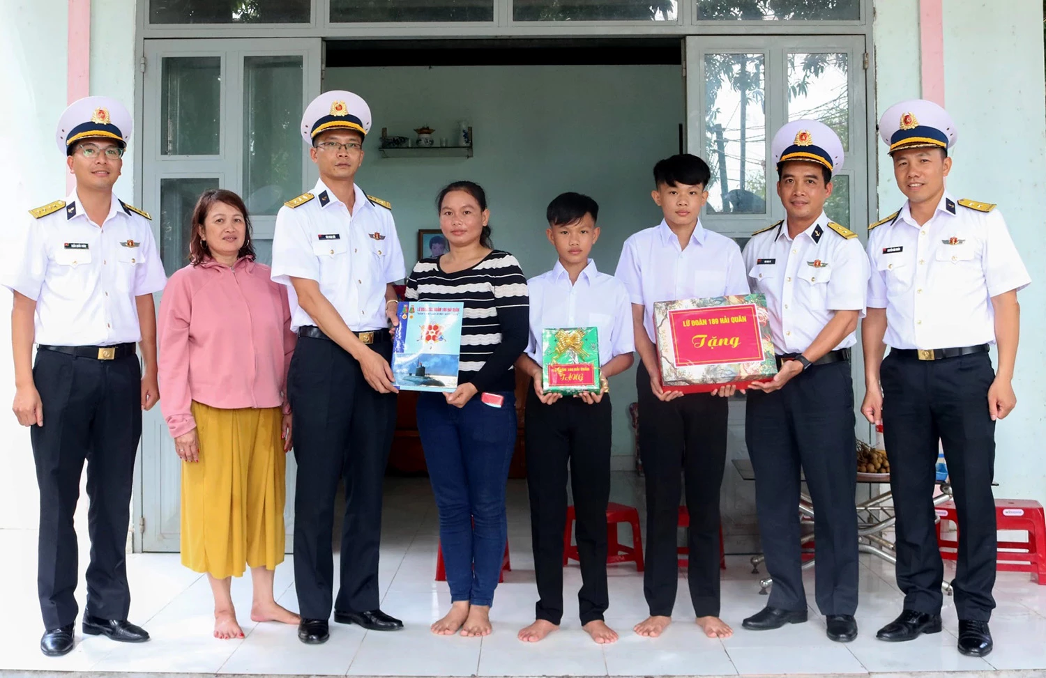 កងពលតូចបានប្រគល់អំណោយឧបត្ថម្ភសម្រាប់ឆ្នាំសិក្សាថ្មីដល់សិស្សានុសិស្សចំនួន២នាក់។