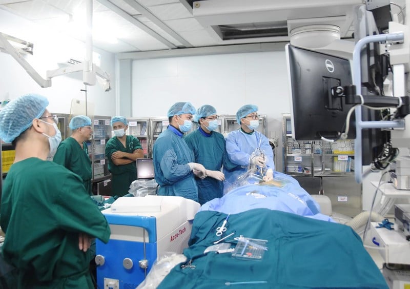 Bác sĩ Bệnh viện Hữu nghị Việt Đức hỗ trợ các bác sĩ Bệnh viện Đa khoa tỉnh Quảng Trị thực hiện kỹ thuật tán sỏi mật qua da. 