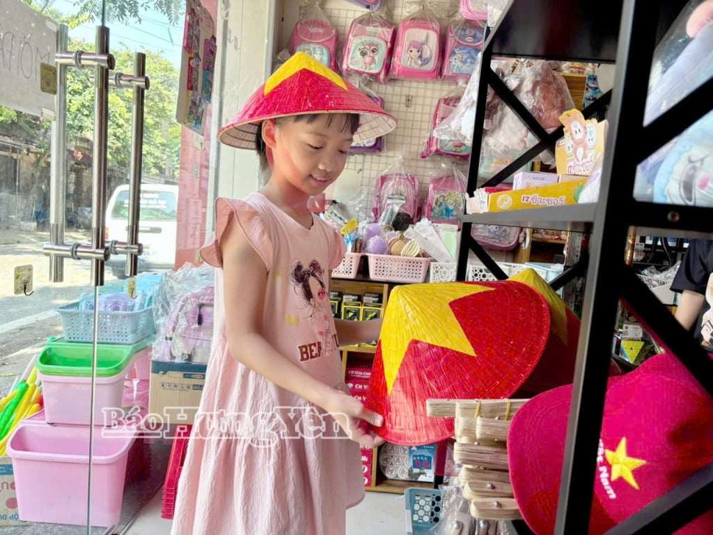 Em Nguyễn Trác Lâm (xã Nguyễn Trãi) lựa chọn chiếc nón in hình ngôi sao vàng 5 cánh tại Nhà sách Hà Trang (phường Phố Hiến).