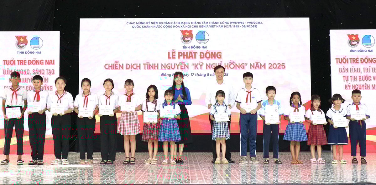 Trao học bổng cho thanh thiếu nhi có hoàn cảnh khó khăn trên địa bàn phường Bình Phước. Ảnh: Ngọc Huyền

