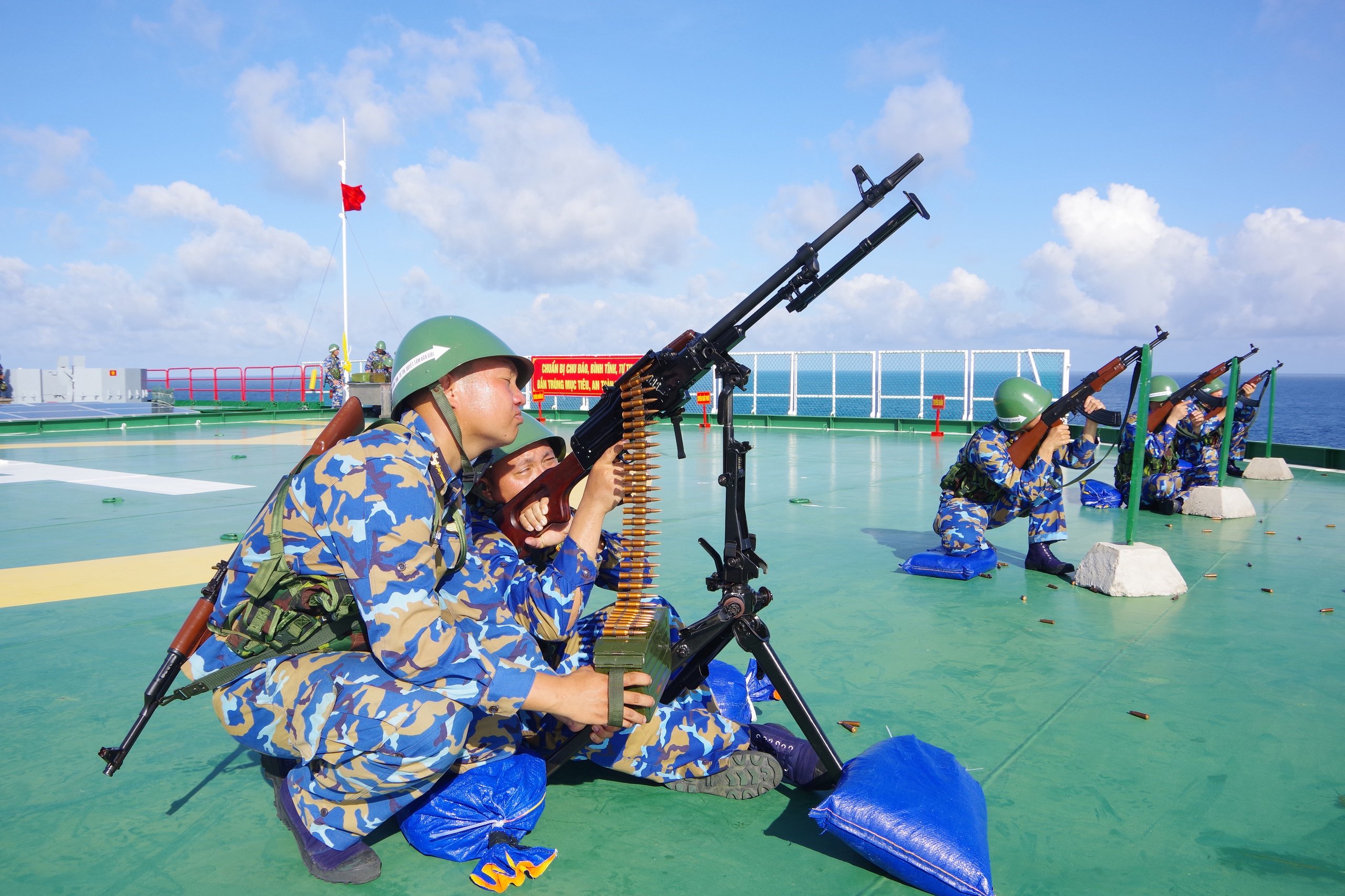 Sống giữa biển khơi- Ảnh 2.