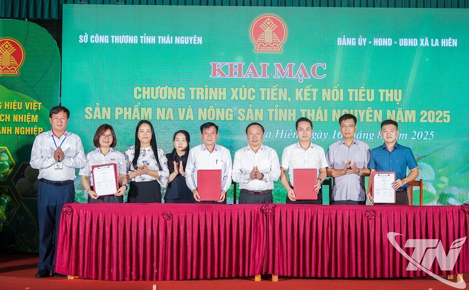 តំណាងមន្ទីរឧស្សាហកម្ម និងពាណិជ្ជកម្ម គណៈកម្មាធិការប្រជាជនឃុំ La Hien និងអ្នកចែកចាយ៖ មជ្ឈមណ្ឌលពាណិជ្ជកម្ម GO Thai Nguyen, ផ្សារទំនើប Minh Cau, ផ្សារទំនើប Aloha បានចុះហត្ថលេខាលើអនុស្សរណៈនៃការយោគយល់គ្នាដើម្បីប្រើប្រាស់ផលិតផលផ្លែមៀន La Hien និងផលិតផលកសិកម្មផ្សេងទៀតរបស់ខេត្ត Thai Nguyen។