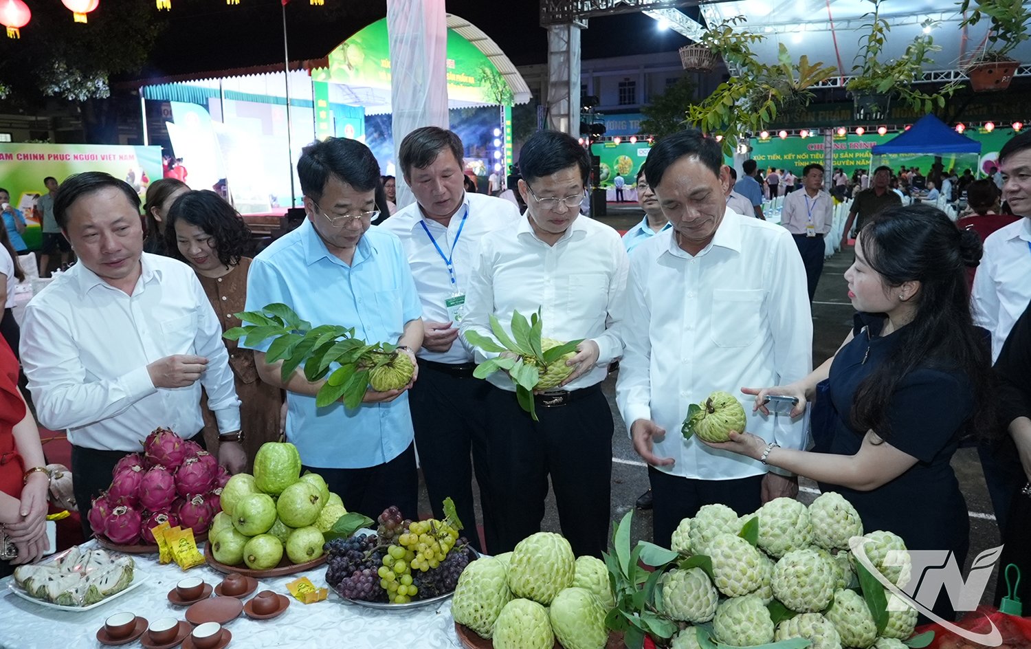 ប្រតិភូទស្សនាស្តង់ផលិតផល។