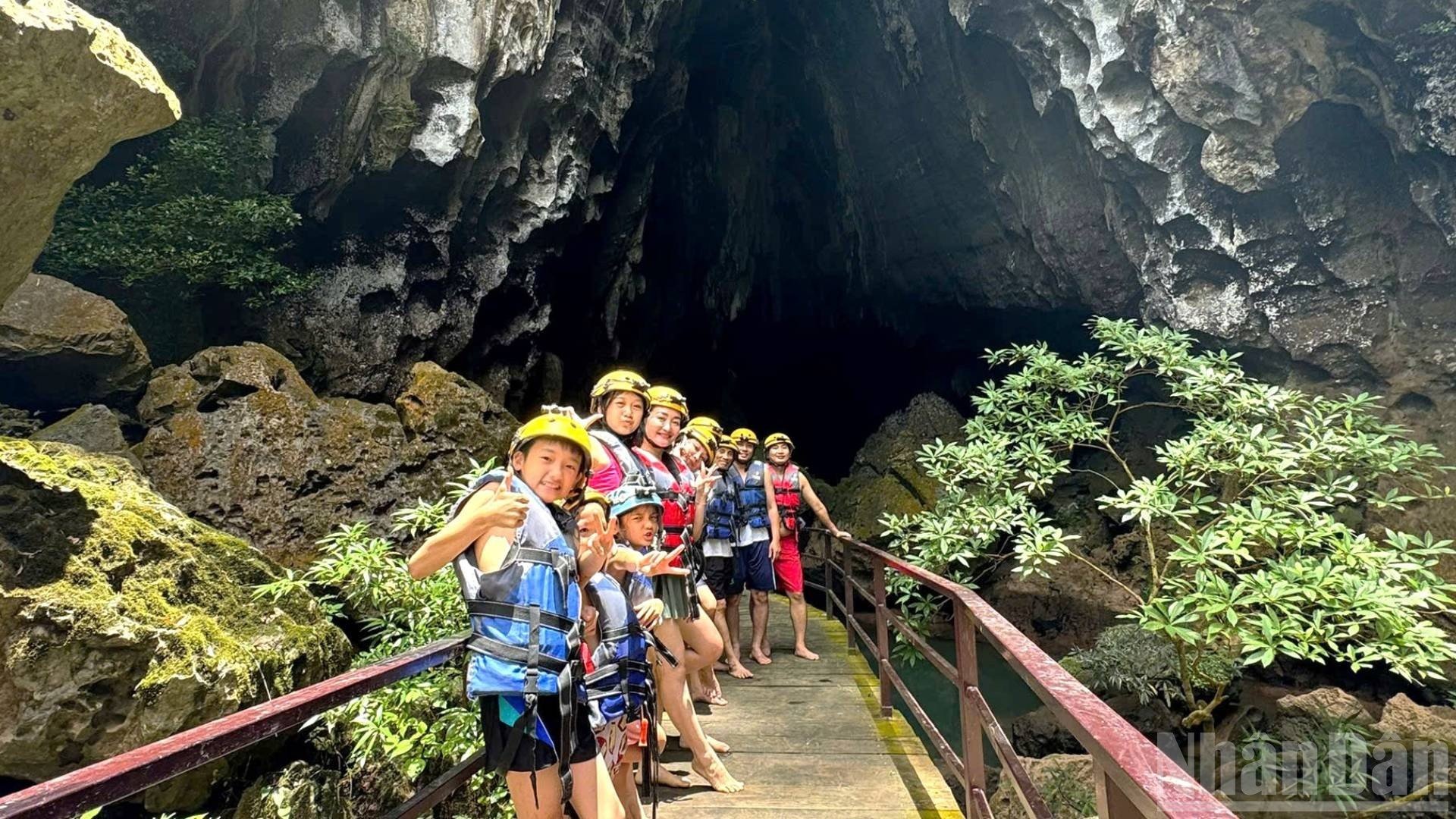 Không chỉ người lớn mà trải nghiệm trong hang Tối cũng mang tới sự hào hứng cho các em nhỏ.