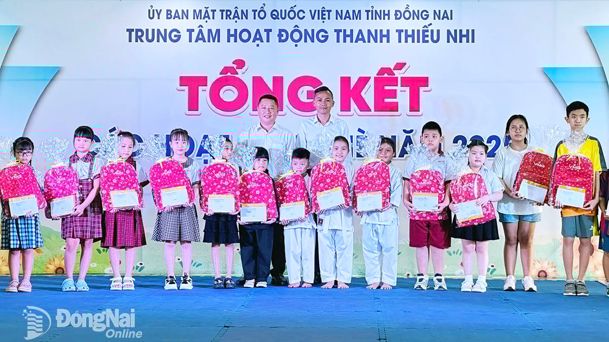 Học viên tiêu biểu nhận giấy chứng nhận, phần thưởng từ trung tâm và các đơn vị đồng hành. Ảnh: Hồng Phương
