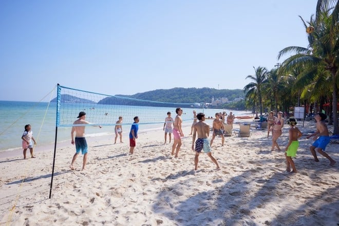 Những bãi biển tại Nam đảo Phú Quốc như bãi Kem hấp dẫn du khách với bãi cát thoải, rộng, phù hợp với các hoạt động thể thao ngoài trời.