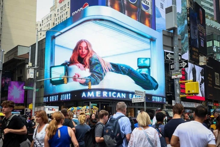 American Eagle khủng hoảng sau khi quảng cáo của Sydney Sweeney được ông Trump ca ngợi - Ảnh 2.