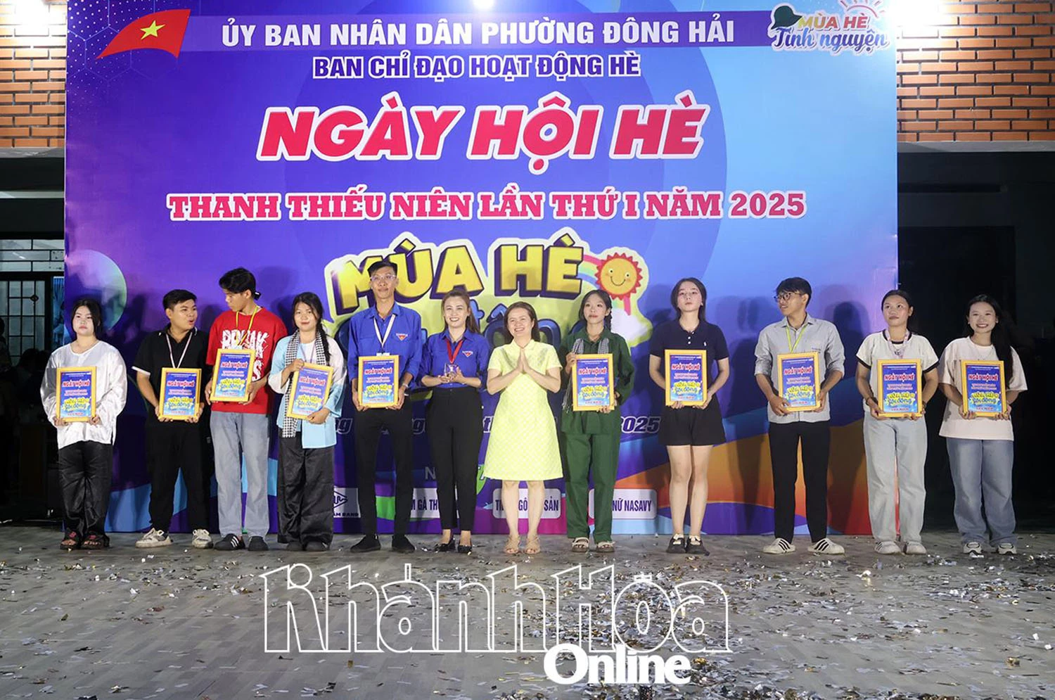 Ban tổ chức trao lưu niệm cho các tiểu trại.