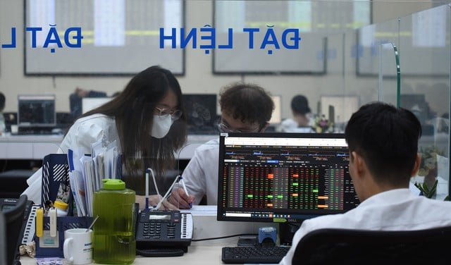 Vì sao nhiều doanh nghiệp bất động sản đua nhau chào bán cổ phiếu? - Ảnh 1.