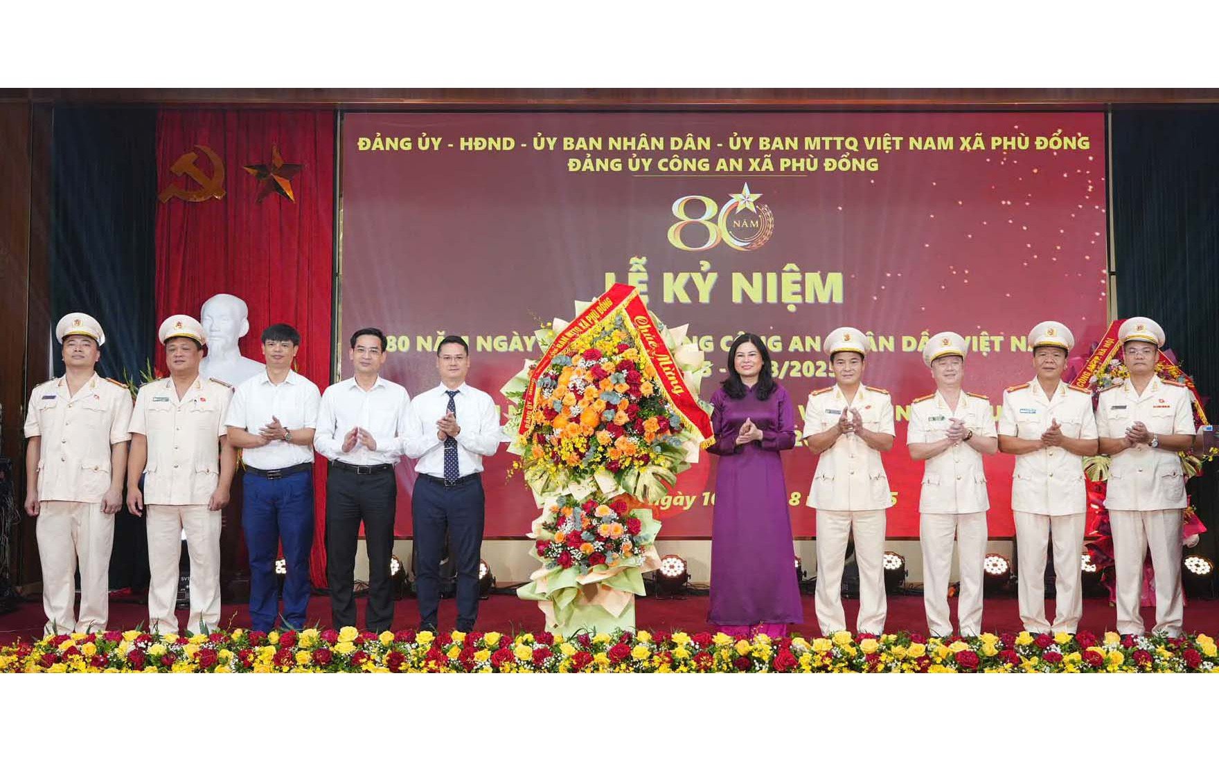 Lãnh đạo xã Phù Đổng tặng hoa chúc mừng Công an xã Phù Đổng 