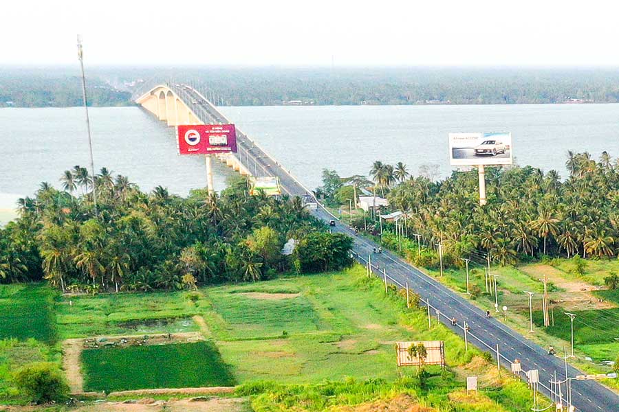 Nhiệm kỳ 2025-2030, Đảng bộ, chính quyền, Nhân dân xã Nhị Long bước vào giai đoạn mới với tâm thế tự tin và khát vọng phát triển. Trong ảnh: Cầu Cổ Chiên trên QL60 thuộc địa bàn xã Nhị Long. Ảnh: BÁ THI