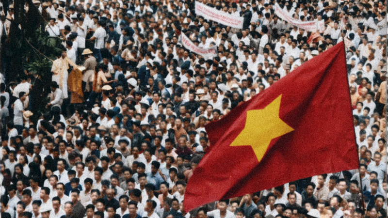 Người dân mít-tinh tại Quảng trường Nhà hát Lớn ngày 19/8/1945. (Ảnh do Viên Hồng Quang phục chế tô mầu)