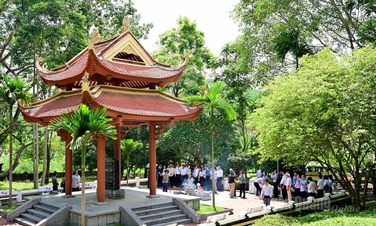 Die Delegation opferte Räucherstäbchen und gedachte des 80. Jahrestages der Gründung des Sektors im Relikt des Außenministeriums in der Gemeinde Minh Thanh.