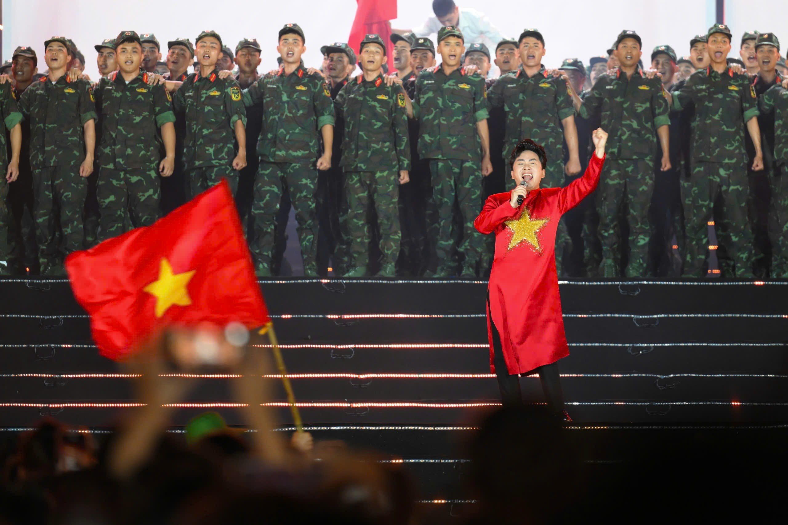 Tùng Dương, Hòa Minzy gây xúc động trong chương trình 'Tự hào là người Việt Nam'- Ảnh 3.