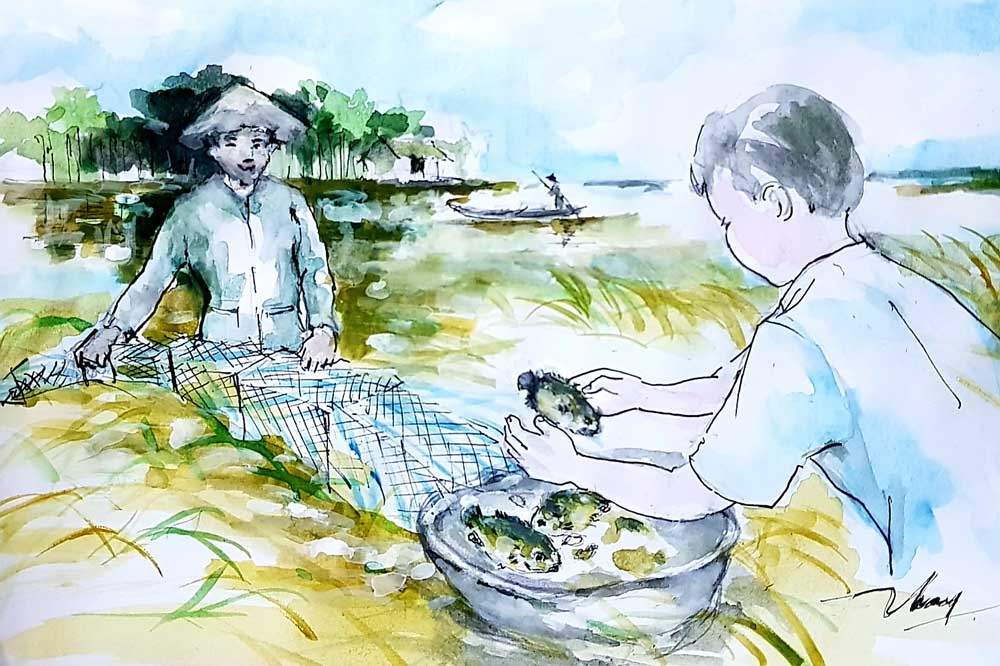 단편 소설 물고기 철 틴은 서른 살이 넘은 도시인으로, 시골에서 자랐지만 10년 넘게 강변을 떠나 살아왔습니다. 삶의 번잡함과 끝없는 업무 압박에 시달리던 그는 직장을 그만두기로 결심했습니다. 실패 때문이 아니라, 더 이상 감정 없이 의무감에 따라 움직이는 기계 같은 느낌을 견딜 수 없었기 때문입니다. 틴은 작은 배낭과 몇 가지 소지품, 그리고 답이 없는 질문들로 머리가 무거워진 채 버스에 올랐습니다. 그의 고향은 국경 지역으로, 홍수철은 하늘과 땅이 바뀌는 계절입니다. 10년 만에 돌아온 그는 버스에서 내리자마자 가슴을 울리는 익숙한 소리들에 휩싸였습니다. 들판을 흐르는 물소리, 도랑가에서 들려오는 개구리 울음소리, 오래된 대나무 숲에서 불어오는 바람 소리. 톡 쏘는 진흙 냄새, 방금 물에 잠긴 들풀 냄새가 모두 추억의 폭발처럼 밀려왔다. 홍수철, 물고기가 돌아오는 계절, 그는 어린 시절처럼 그 계절을 고대했다. 그 시절, 매일 오후 들판을 헤치며 덫을 놓고 그물을 당기던 날들이 가장 기억에 남는 날들이었다. 옛 이웃 바 삼촌의 작은 배가 해안에서 밀려나가고 있었다. 그를 보자 눈이 번쩍 뜨이며 크게 웃었다. 