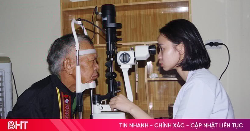 Khám, cấp thuốc miễn phí cho đồng bào dân tộc Chứt và người dân hoàn cảnh khó khăn