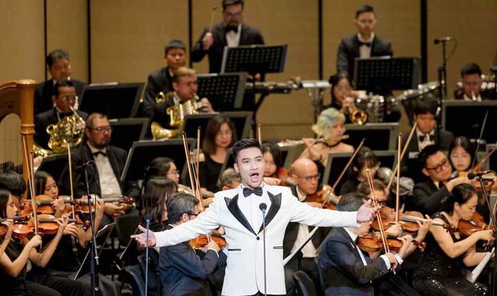 Nguyen Khac Hoa ha dejado continuamente su huella a nivel internacional, habiendo trabajado con los artistas de ópera más importantes del mundo como Dmitry Korchak (Rusia), Thomas Hampson (EE. UU.) y la diva Raina Kabaivanska (Italia).