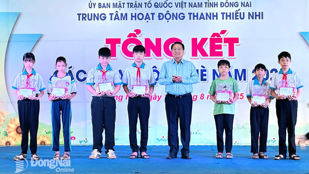 Giám đốc Nhà thiếu nhi tỉnh Đồng Nai Trương Hải Thi trao học bổng cho học sinh vượt khó, học tốt Trường THCS Tiến Thành (phường Đồng Xoài). Ảnh: Hồng Phương

