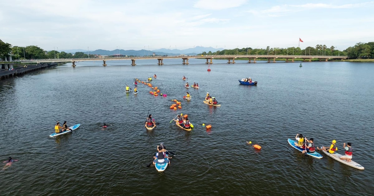 SUP rowing on the Huong River - a sport that attracts tourists
