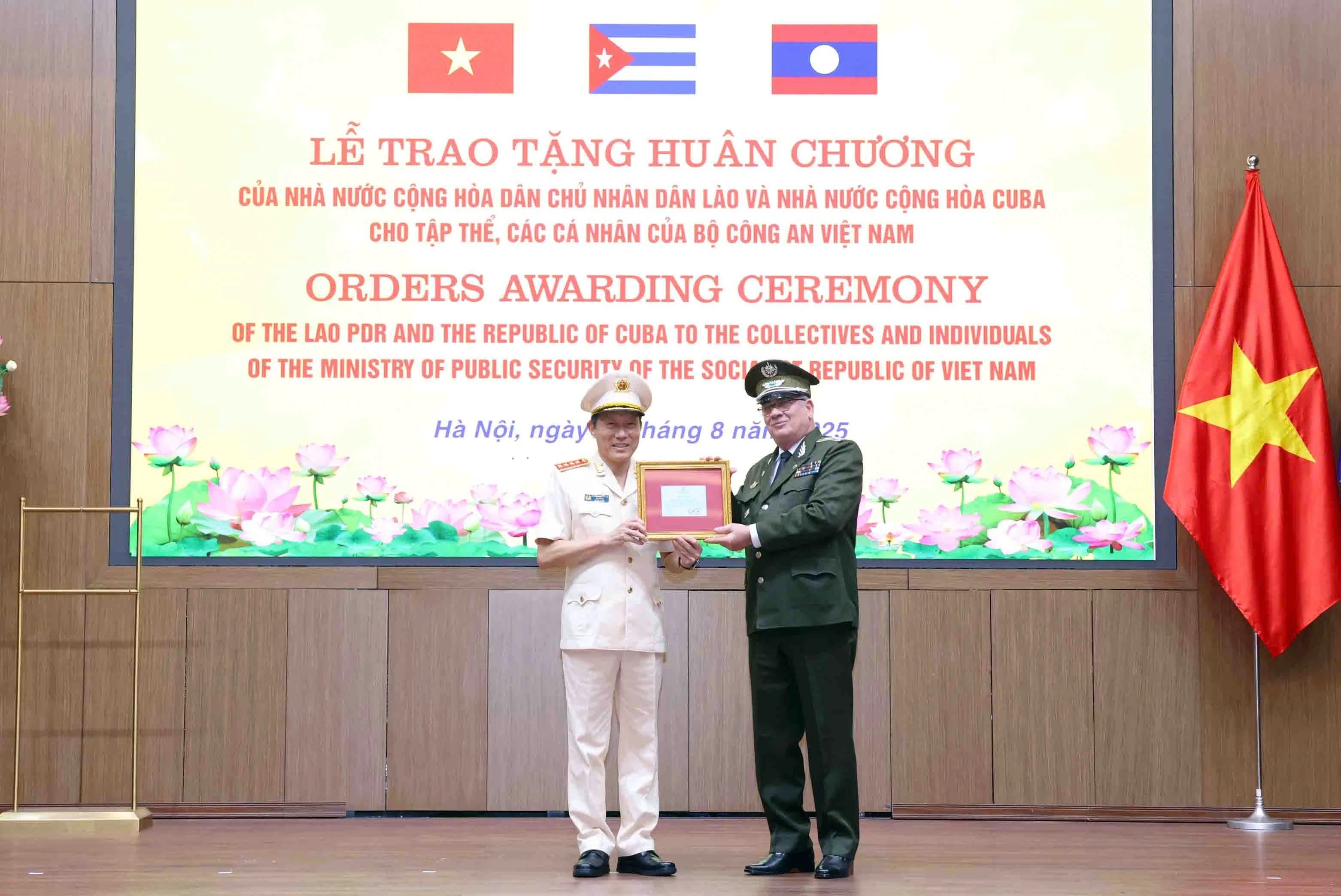 Bộ trưởng Lázaro Alberto Álvarez Casas trao Huân chương “Mùng 6 tháng 6” hạng Nhất của Nhà nước Cộng hòa Cuba tặng Bộ trưởng Lương Tam Quang.