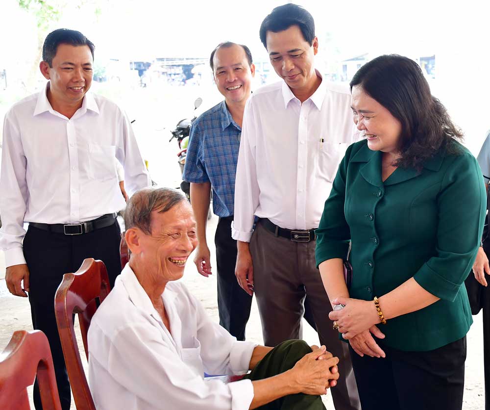 Đồng chí Hồ Thị Hoàng Yến- Phó Bí thư Thường trực Tỉnh ủy thăm Trung tâm Phục vụ hành chính công xã Nhị Long tại buổi làm việc với Đảng ủy xã ngày 7/8. Ảnh: BÁ THI