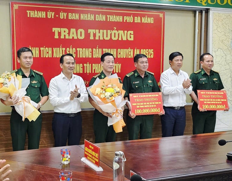 Khen thưởng đột xuất lực lượng triệt phá chuyên án gần 300 kg ma túy- Ảnh 1.