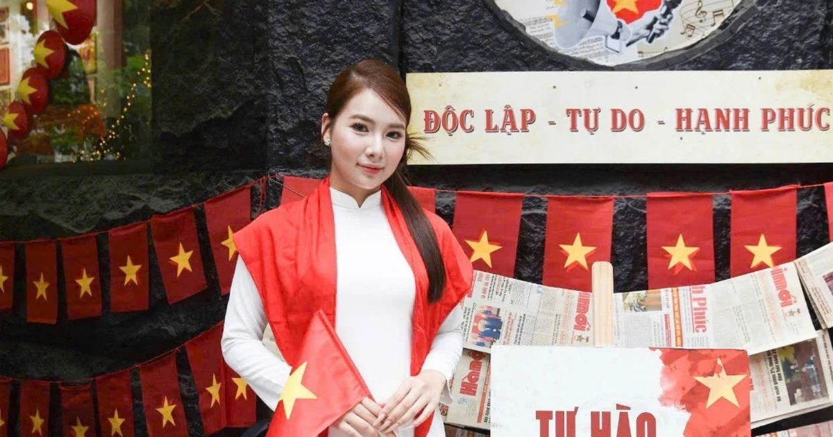 Muchos cafés en Hanoi se tiñen de rojo brillante para celebrar el Día Nacional el 2 de septiembre, los clientes acuden en masa para registrarse.