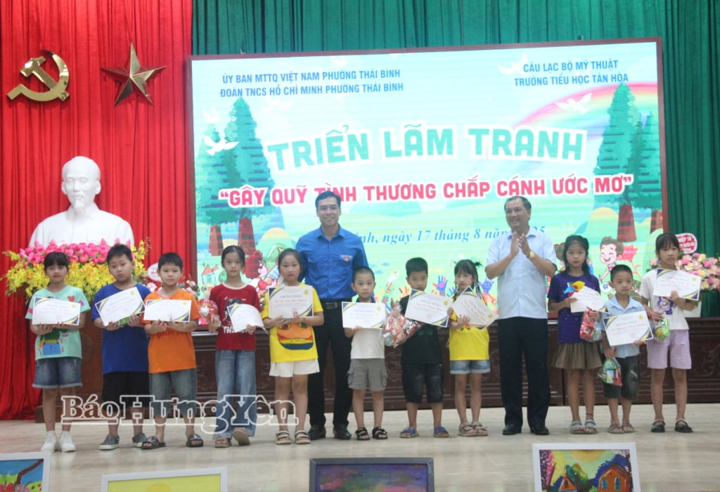 Đại diện Tỉnh đoàn, lãnh đạo phường Thái Bình khen thưởng, biểu dương các em học sinh tiêu biểu trong hoạt động vẽ tranh gây quỹ.