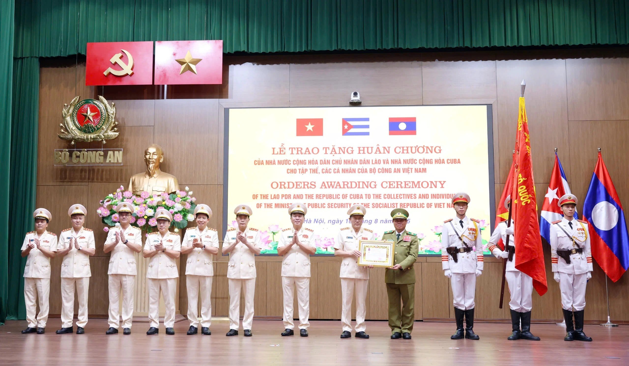 Phó Thủ tướng, Bộ trưởng Bộ Công an Lào Vilay Lakhamphong trao Huân chương Tự do hạng Nhất tặng Bộ Công an Việt Nam.