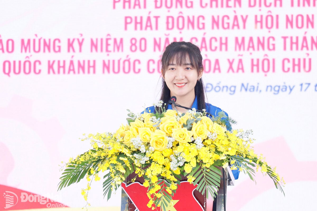 Phó Chủ tịch Thường trực Hội LHTN Việt Nam tỉnh, Phó Trưởng ban Công tác đoàn và Thanh thiếu nhi, cơ quan Ủy ban MTTQ Việt Nam tỉnh Đồng Nai Lê Thị Trúc Mai phát động Chiến dịch Kỳ nghỉ hồng cấp tỉnh năm 2025. Ảnh: Ngọc Huyền
