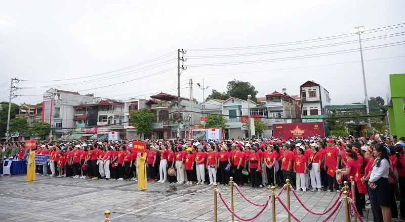 Cán bộ, nhân dân tỉnh Điện Biên hào hứng tham gia chương trình "1 tỷ bước chân tiến vào kỷ nguyên mới"