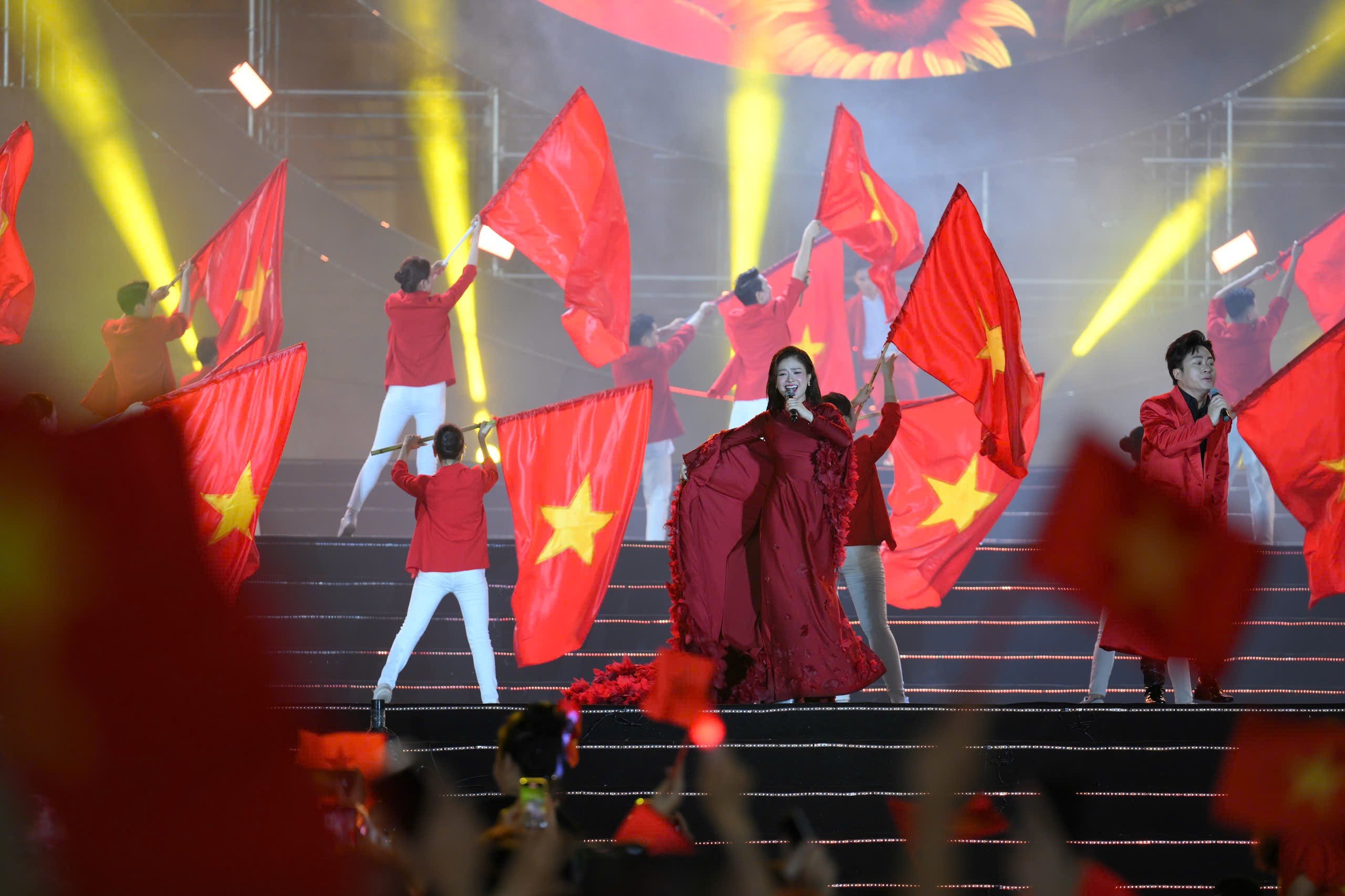 Tùng Dương, Hòa Minzy gây xúc động trong chương trình 'Tự hào là người Việt Nam'- Ảnh 7.