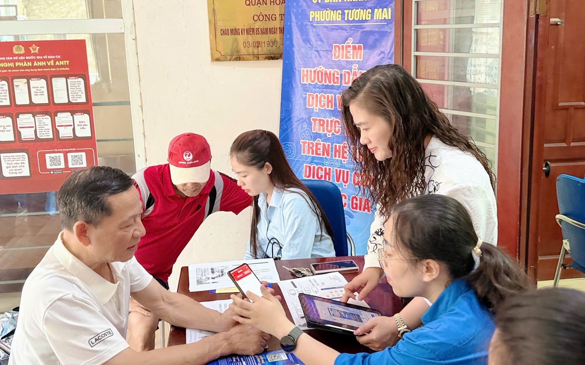 Công dân phường Tương Mai được hỗ trợ cài đặt, sử dụng các ứng dụng số tại các điểm hỗ trợ lưu động