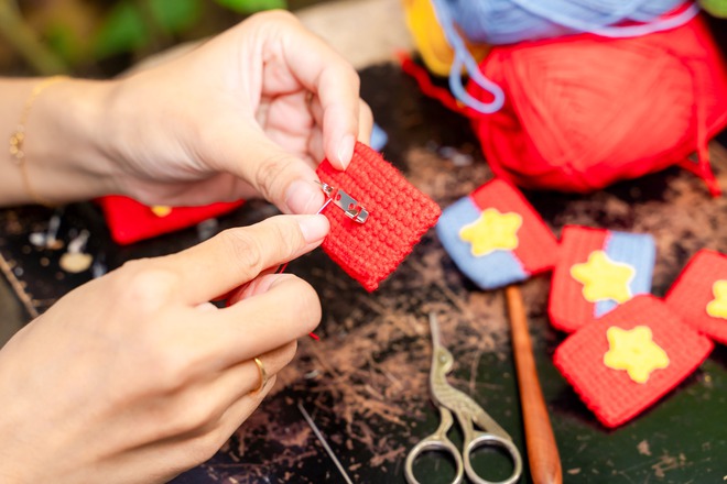 VIDEO: Cờ Tổ quốc “handmade” lan tỏa tình yêu nước từ những mũi móc len gây sốt mạng xã hội - Ảnh 3.