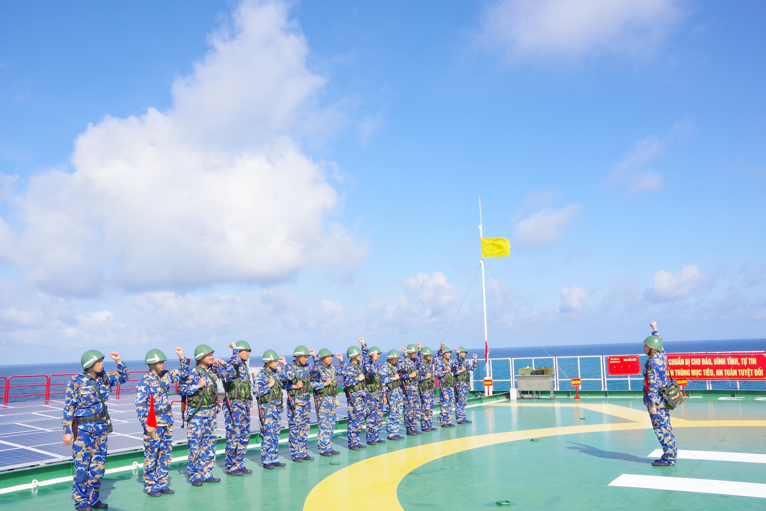 Sống giữa biển khơi- Ảnh 8.