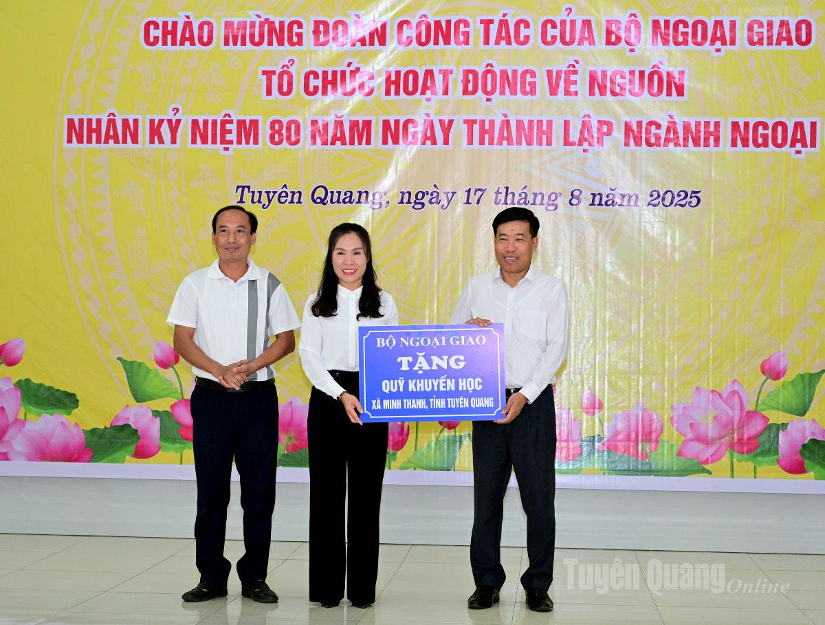 Die Delegation des Außenministeriums überreichte dem Stipendienfonds der Gemeinde Minh Thanh Geschenke.