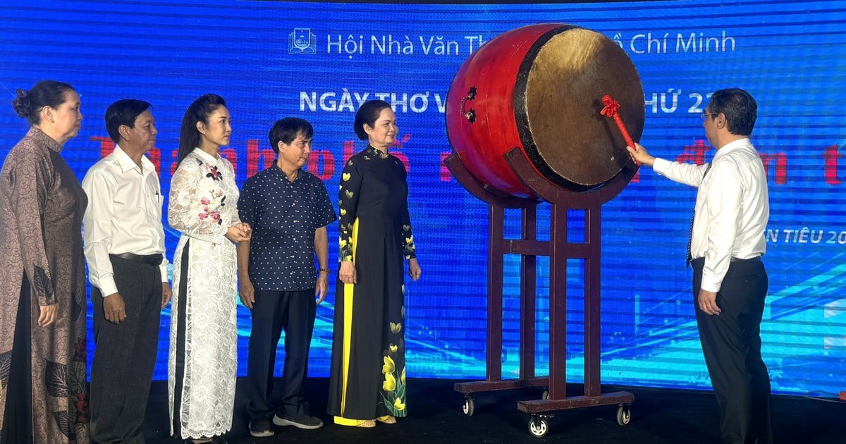 ថ្នាក់ដឹកនាំគណៈកម្មាធិការបក្សវាយស្គរបើកទិវាកំណាព្យវៀតណាមនៅទីក្រុងហូជីមិញ