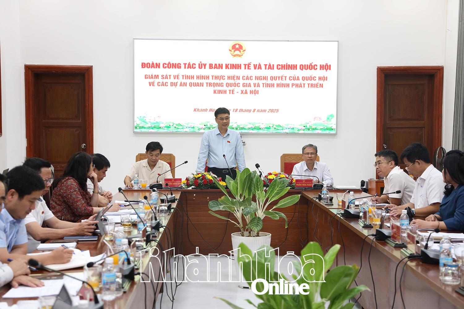 Đồng chí Vũ Hồng Thanh phát biểu tại buổi làm việc
