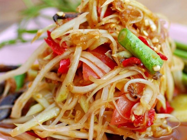 Món gỏi đu đủ xanh cay nồng này là câu trả lời cho chế độ ăn uống lành mạnh của Lào. Giòn tan, cay và lên men, Tam Mak Hoong chứa đầy lợi khuẩn từ nước mắm lên men, hỗ trợ tiêu hóa và sức khỏe đường ruột. Đây là một món ăn đậm đà, vừa bổ dưỡng vừa thơm ngon.
